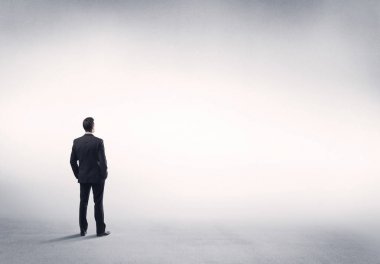 Boş beyaz arkaplanı olan satıcı