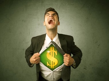 Gömleğini sandığının üstünde dolar işareti olan kapalı yırtılma işadamı