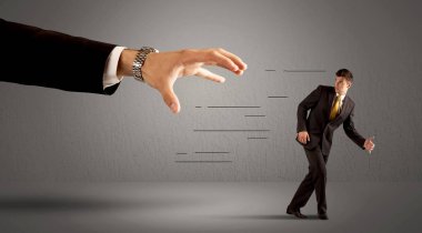 İş adamı büyük bir elden kaçıyor.