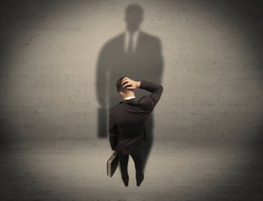 İş adamı büyük gölge kavramına bakıyor