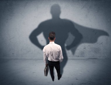 Süper kahraman gölgesi olan başarılı bir iş adamı.