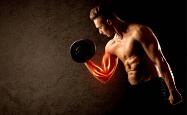 Formda vücut geliştirici, kırmızı kas konseptiyle ağırlık kaldırıyor.