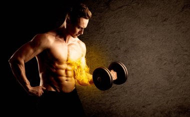 Kaslı vücut geliştirici alevli pazı konseptiyle ağırlık kaldırıyor.