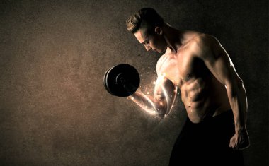 Vücut geliştirici enerji dolu beyaz çizgiler konseptiyle ağırlık kaldırıyor