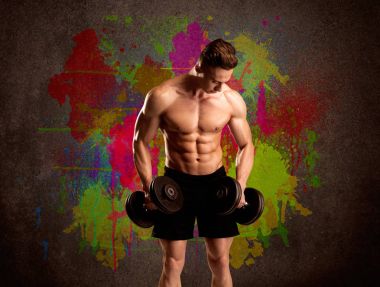 Renkli duvarı ve kilosu olan güçlü bir adam.
