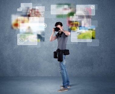 Kameralı yakışıklı fotoğrafçı.