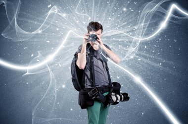 Dinamik çizgileri olan profesyonel fotoğrafçı.