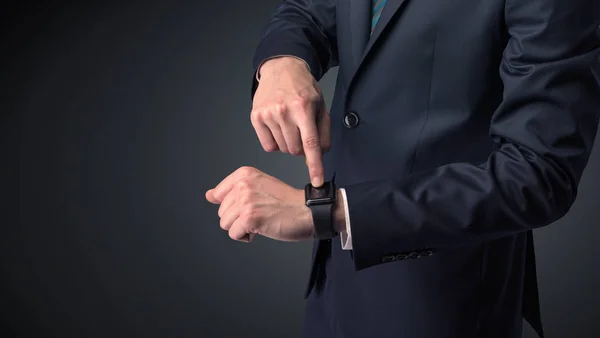 Homem de terno usando smartwatch . — Fotografia de Stock