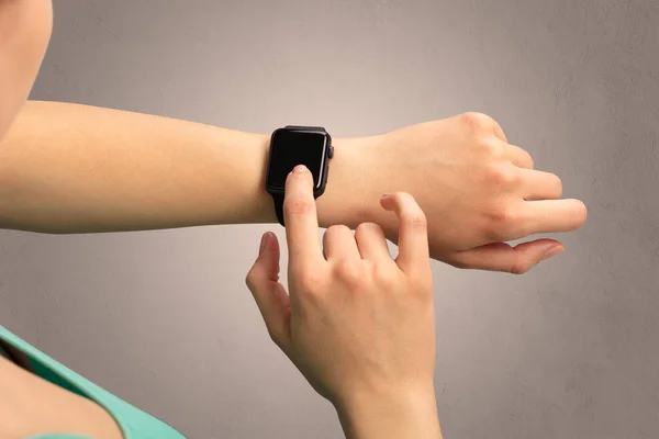 Hand med smartwatch — Stockfoto