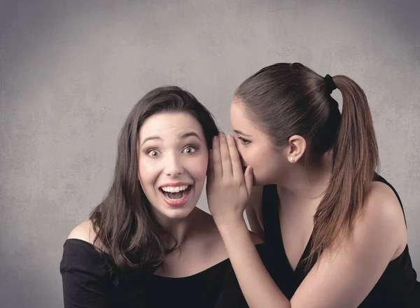 Chica diciendo cosas secretas a su novia — Foto de Stock