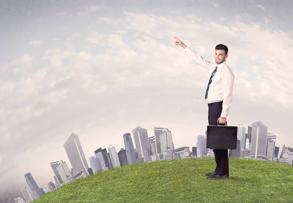 Man standing in front of city landscape — Stock Photo, Image