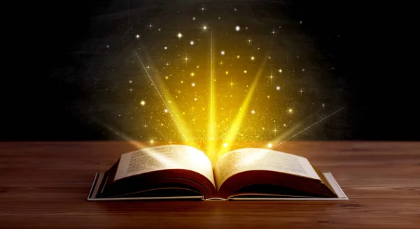 Gelbe Lichter über Buch — Stockfoto