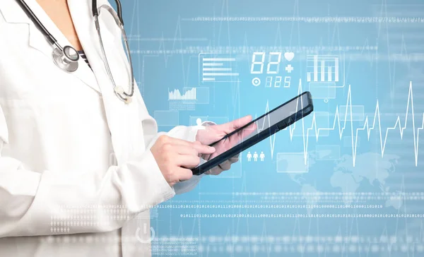 Female doctor with tablet — Stock Photo, Image