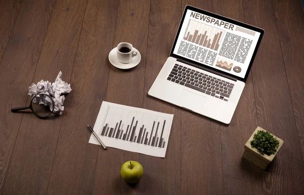 Laptop de negócios com relatório do mercado de ações em mesa de madeira — Fotografia de Stock