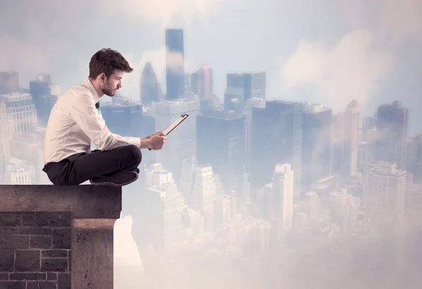 Verkäufer sitzt auf einem hohen Gebäude — Stockfoto
