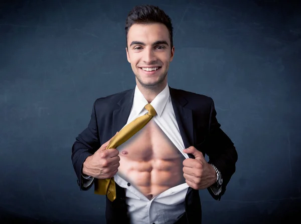 Geschäftsmann reißt Hemd ab und zeigt schleimigen Körper — Stockfoto