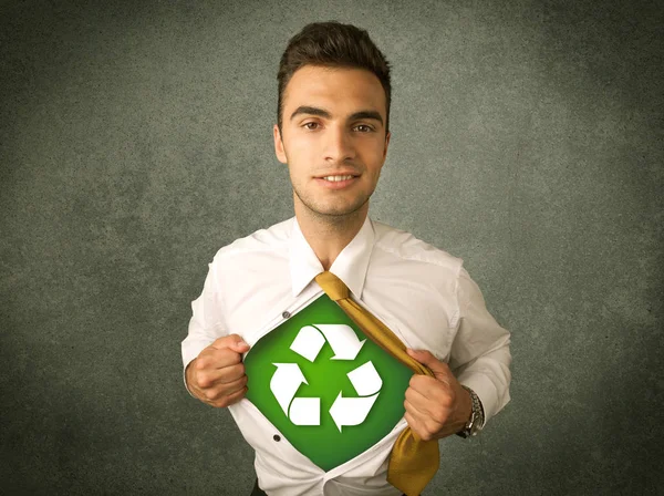 Enviromentalist homem de negócios rasgando fora camisa com sinal de reciclagem — Fotografia de Stock