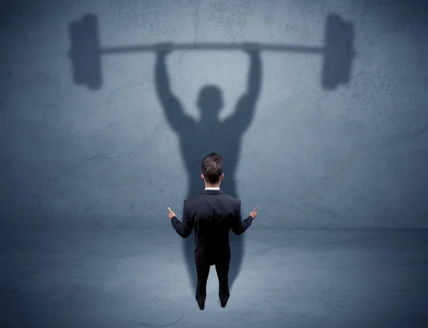 Geschäftsmann mit Schatten beim Gewichtheben — Stockfoto