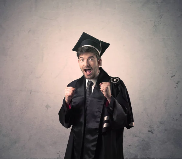 Portrait d'un jeune étudiant diplômé sur fond de grognement — Photo