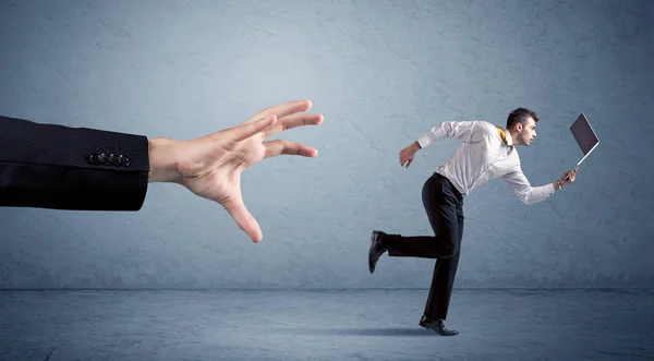 Zakenman die loopt van de hand — Stockfoto