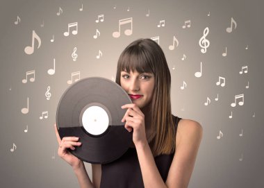 Vinil kaydı tutan kadın