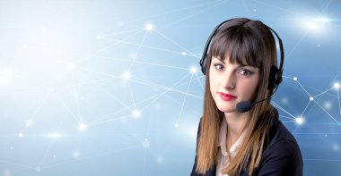 Genç kadın telemarketer