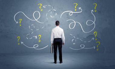 Soru işaretleri olan güvenilmez iş adamı