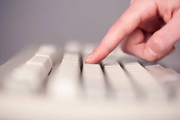 Fechar a mão pressionando botões de teclado — Fotografia de Stock