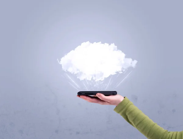 구름없는 전화기를 들고 있는 모습 — 스톡 사진