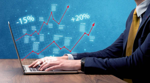 Продавец работает на графике с ноутбуком — стоковое фото