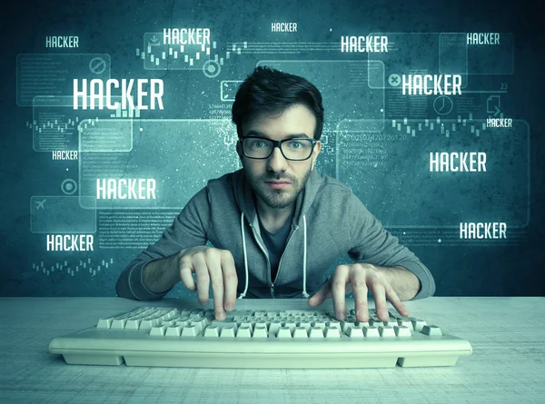 Хакер с клавиатурой и очками — стоковое фото