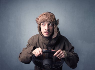 Elinde direksiyon tutan adam