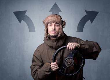 Elinde direksiyon tutan adam