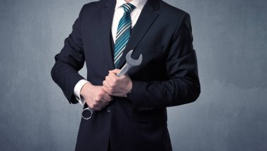 Businesman ayakta elinde aracıyla