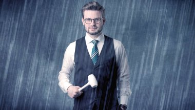 Elindeki aracıyla ayakta işveren