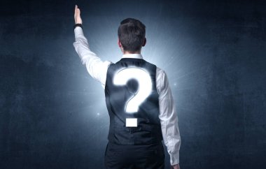 Soru işaretiyle sırtında duran adam