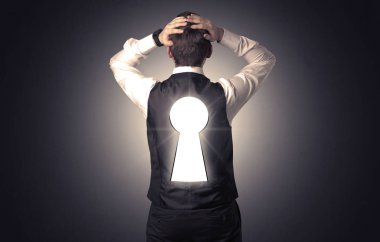 Sırtında siyah anahtar deliği ile ayakta adam