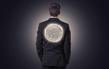 Sırtında labirent ile ayakta işadamı