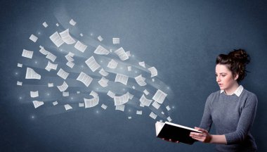 Genç Bayan holding kitap 