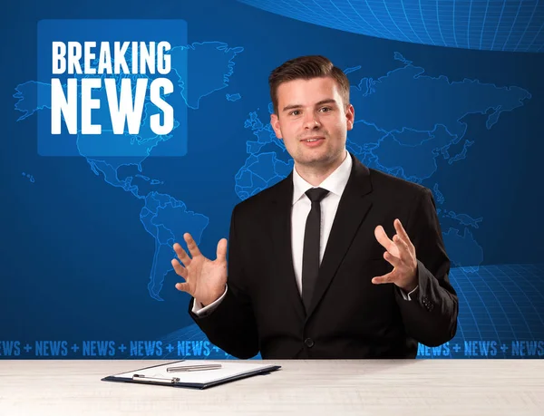 Television presenter in front telling breaking news with blue mo — Stock Photo, Image