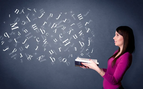 Jovem senhora segurando livro com letras — Fotografia de Stock