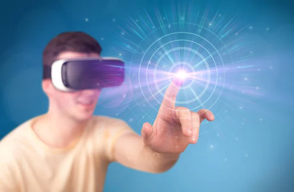 Homme portant des lunettes de réalité virtuelle — Photo