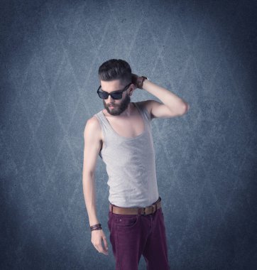 Zarif kıyafetler giymiş sakallı hippi.