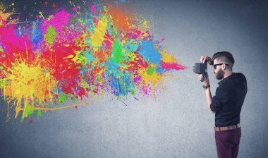 Kamera ve boya sıçratan hippi adam.