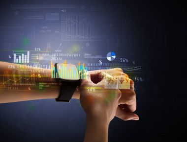 Smartwatch giyen kadın eli kapatın
