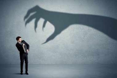 İş kişi büyük canavar pençe gölge kavramı korkuyor