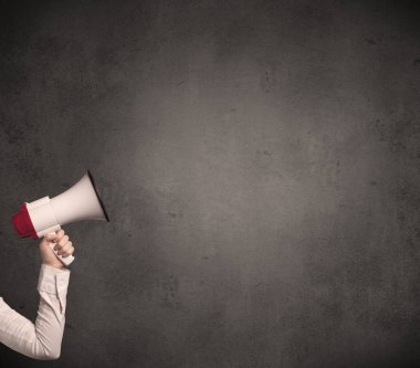 Düz arka plan üzerinde megafon