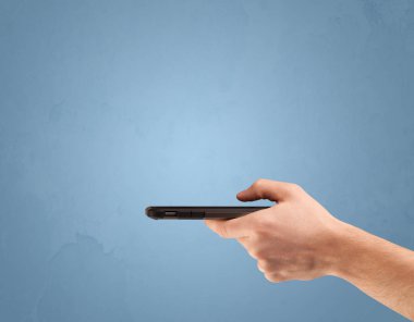 Telefon aygıtı profilden tutuluyor