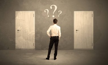 Kapı önünde duran işadamı