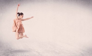 Modern balerin boş arka planla sanat atlayışı yapıyor.